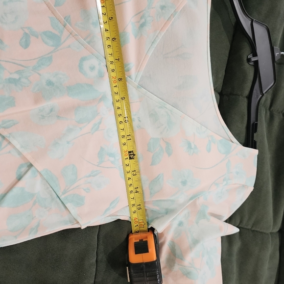 Beautiful pastel floral Guess top in size M - Picture 6 of 6
